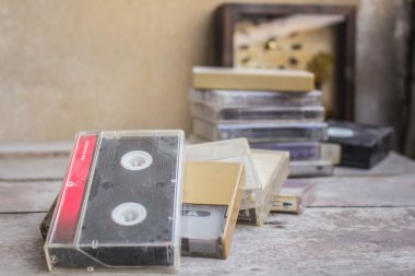Tablo üzerinde eski kaset.