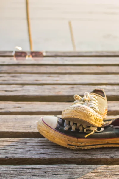 Alte Turnschuhe auf Holz — Stockfoto