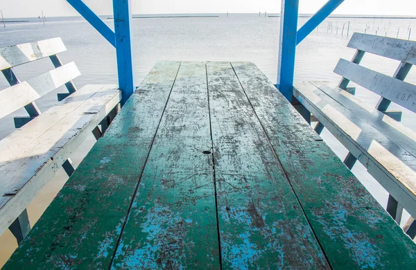 Sitzgelegenheiten mit Blick auf das Meer. — Stockfoto