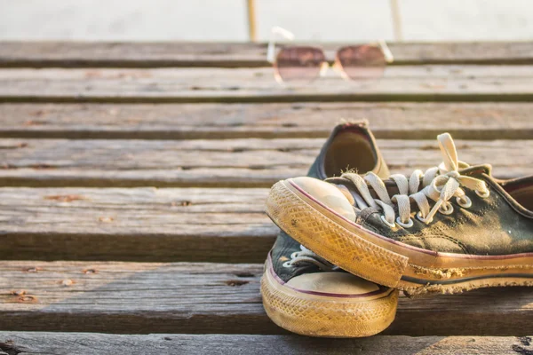 Turnschuhe stapeln sich auf dem Boden. — Stockfoto