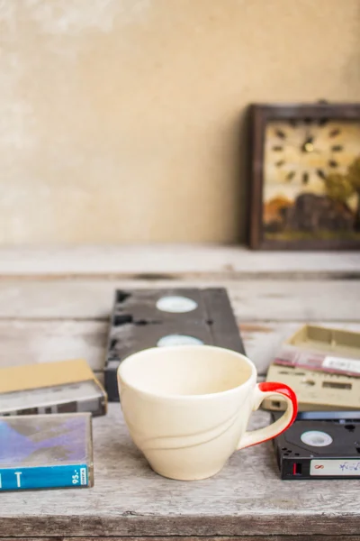 Kaffee und alte Kassette — Stockfoto