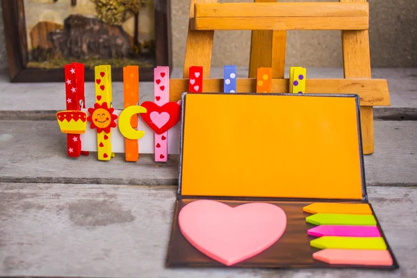 Note and colorful peg. — Stock Photo, Image