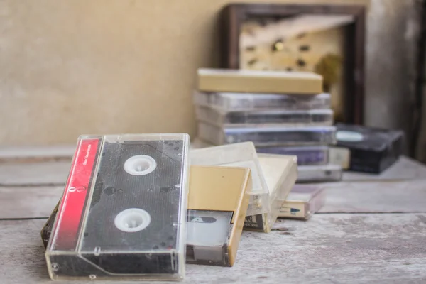 Старая кассета на столе . — стоковое фото
