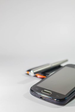 Arka plan üstünde hareket eden telefon.