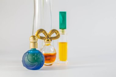 Farklı boyutlarda parfüm şişeleri