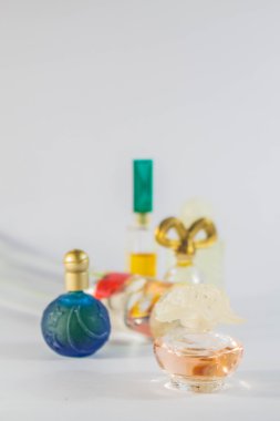 Çeşitli şekillerde parfüm 