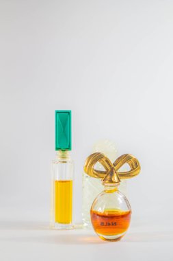 Arka plan üzerinde parfüm.