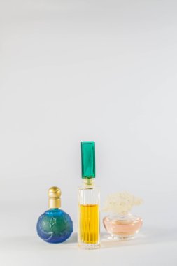 Üç şişe parfüm.