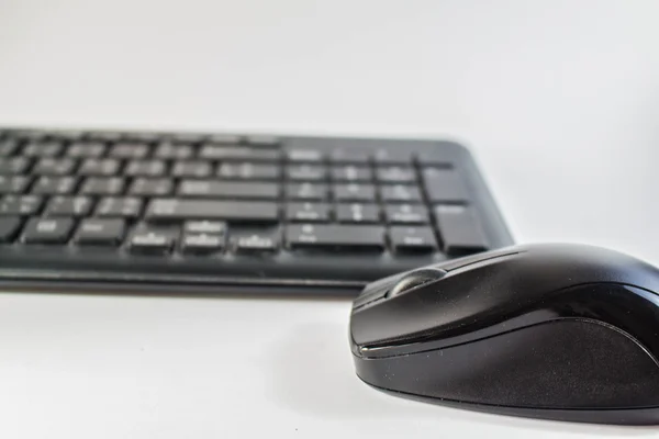 Myszy jest umieszczony nad klawiaturą. — Zdjęcie stockowe