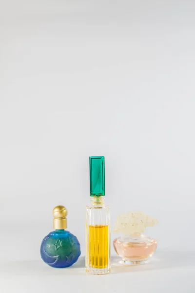 Trzy butelki perfum — Zdjęcie stockowe