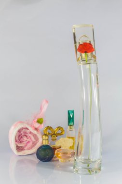 Parfüm şişeleri çeşitli boyutlarda