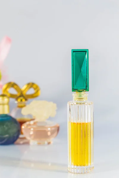 Butelek perfum na podłodze — Zdjęcie stockowe