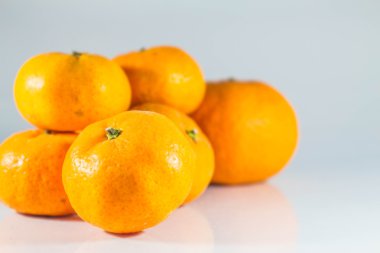 zemin üzerine mandalina