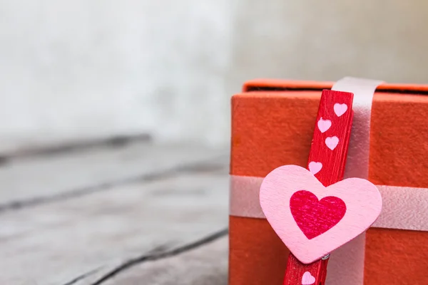 El símbolo del corazón y la caja de regalo naranja —  Fotos de Stock