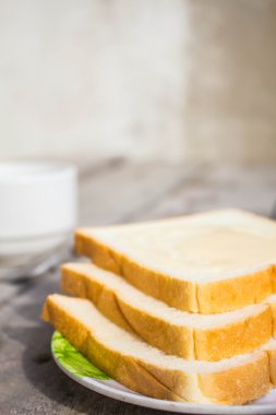 Ekmek ve bir bardak kahve 