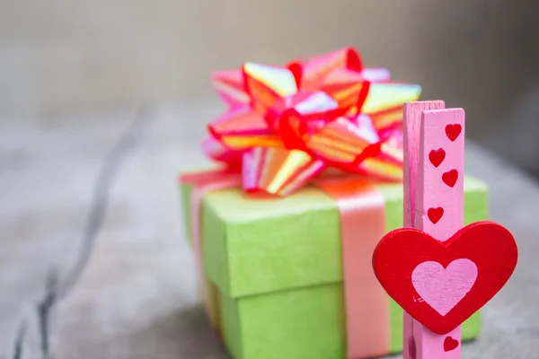 Corazón rojo y regalos . —  Fotos de Stock