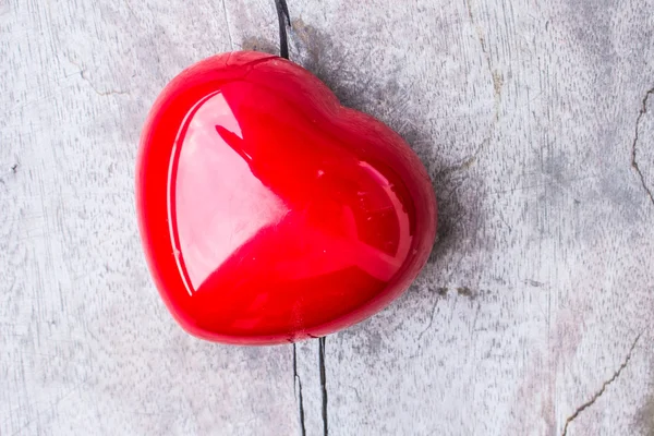 Ahşap üzerinde kırmızı kalp — Stok fotoğraf