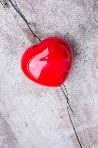 Ahşap üzerinde kırmızı kalp — Stok fotoğraf