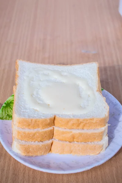 Pão em um pires — Fotografia de Stock