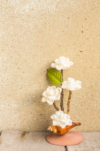 Flores feitas de conchas em madeira — Fotografia de Stock