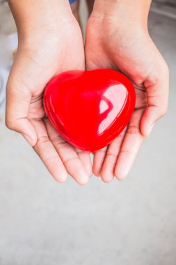 kalp ellerde