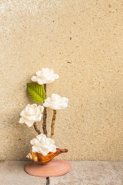 Flores artificiais feitas de conchas — Fotografia de Stock