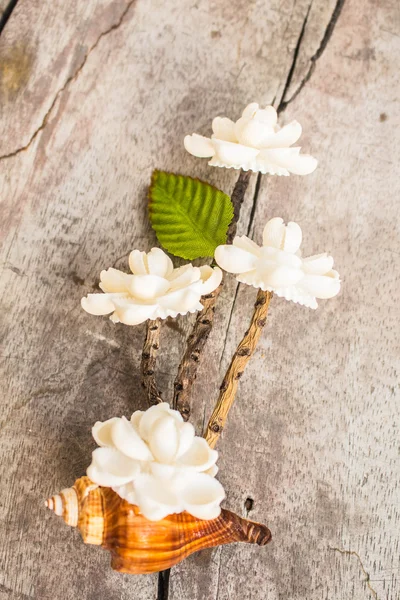 Bir tahta çiçekler — Stok fotoğraf