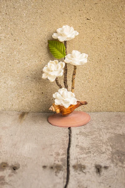 木造の白い花 — ストック写真