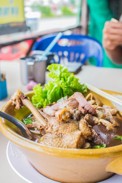 Entennudelsuppe auf dem Tisch — Stockfoto