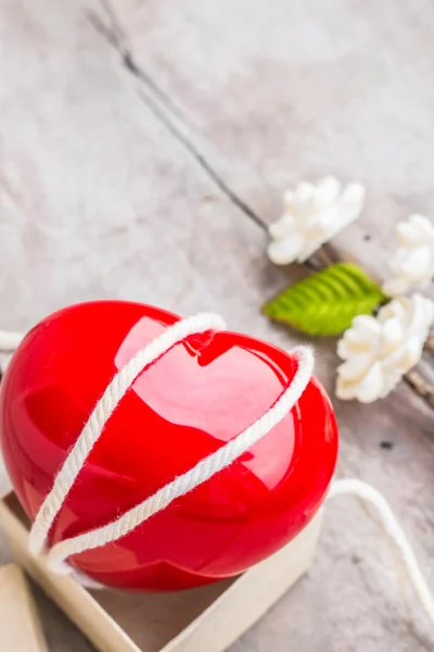 Corazón en forma de rojo en una caja — Foto de Stock