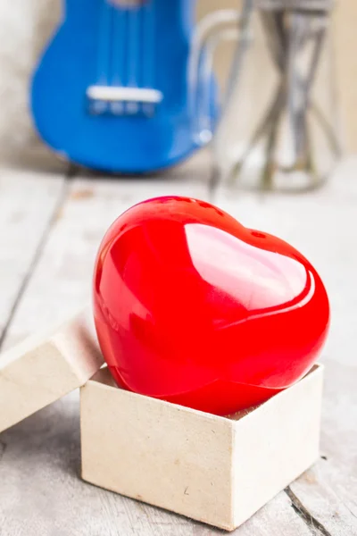 Cuore rosso sul legno — Foto Stock