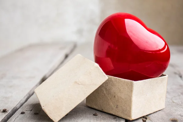 Rood hartsymbool in het vak — Stockfoto