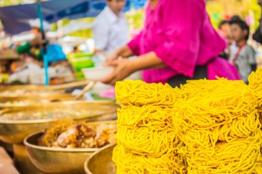 Gevrek erişte dizilir