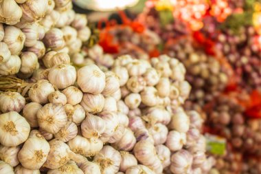 Mağaza içinde sarımsak.