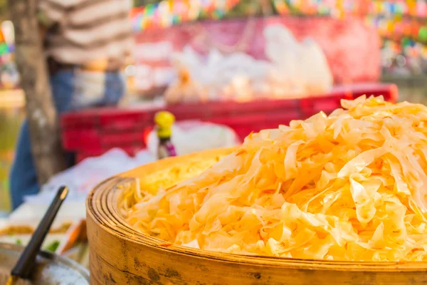 Fideos en un recipiente —  Fotos de Stock