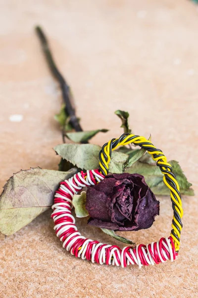 Rosa e coração no chão . — Fotografia de Stock