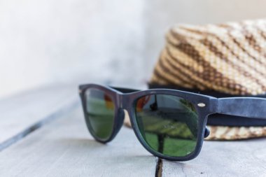 Bir tahta üzerinde güneş gözlüğü