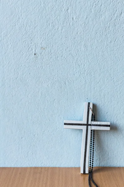 Korset lutar på väggen — Stockfoto