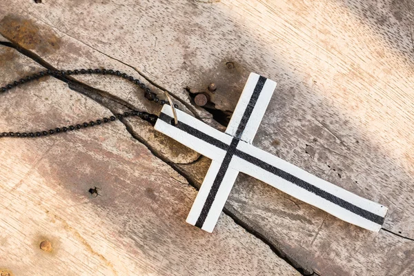 Kreuz platziert flach auf dem Holz — Stockfoto