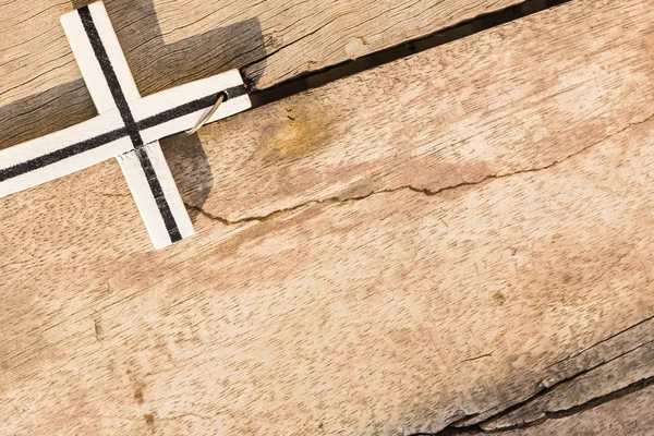 Kreuz über die hölzerne — Stockfoto