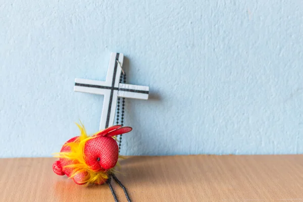 Kaninchen und ein Kreuz — Stockfoto