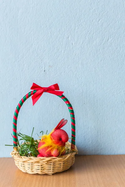 Conejo en cesta sobre una madera —  Fotos de Stock