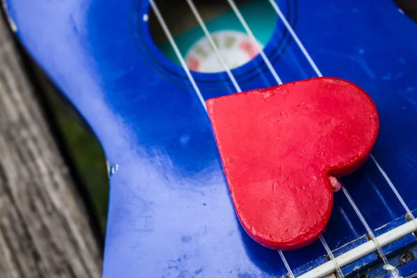 Red heart on guitar. — Stock Photo, Image