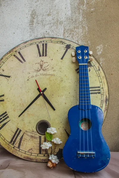 Ukulele and classical clock — Stock Photo, Image