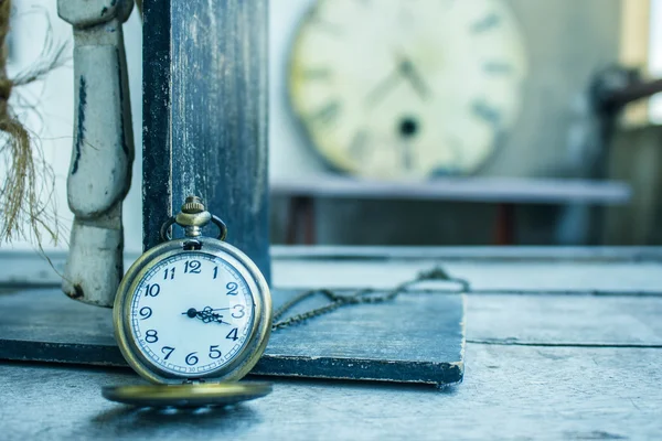 Reloj clásico y fondo vintage — Foto de Stock