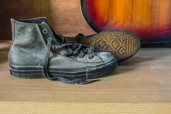 Spor ayakkabı eski tozlu — Stok fotoğraf