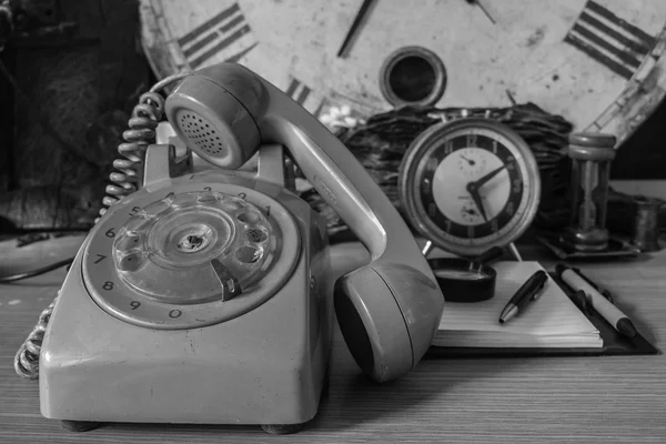 Teléfonos antiguos con una imagen en blanco y negro . — Foto de Stock