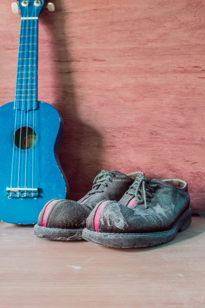 Schuhe auf einem hölzernen — Stockfoto