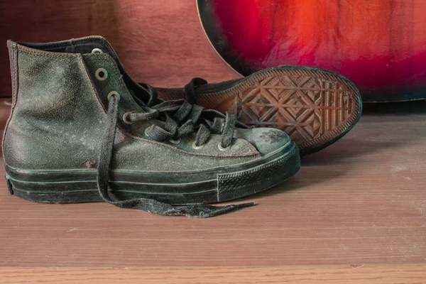 Turnschuhe auf Holz — Stockfoto