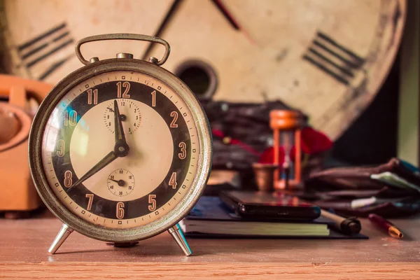 Uhr auf dem Schreibtisch — Stockfoto